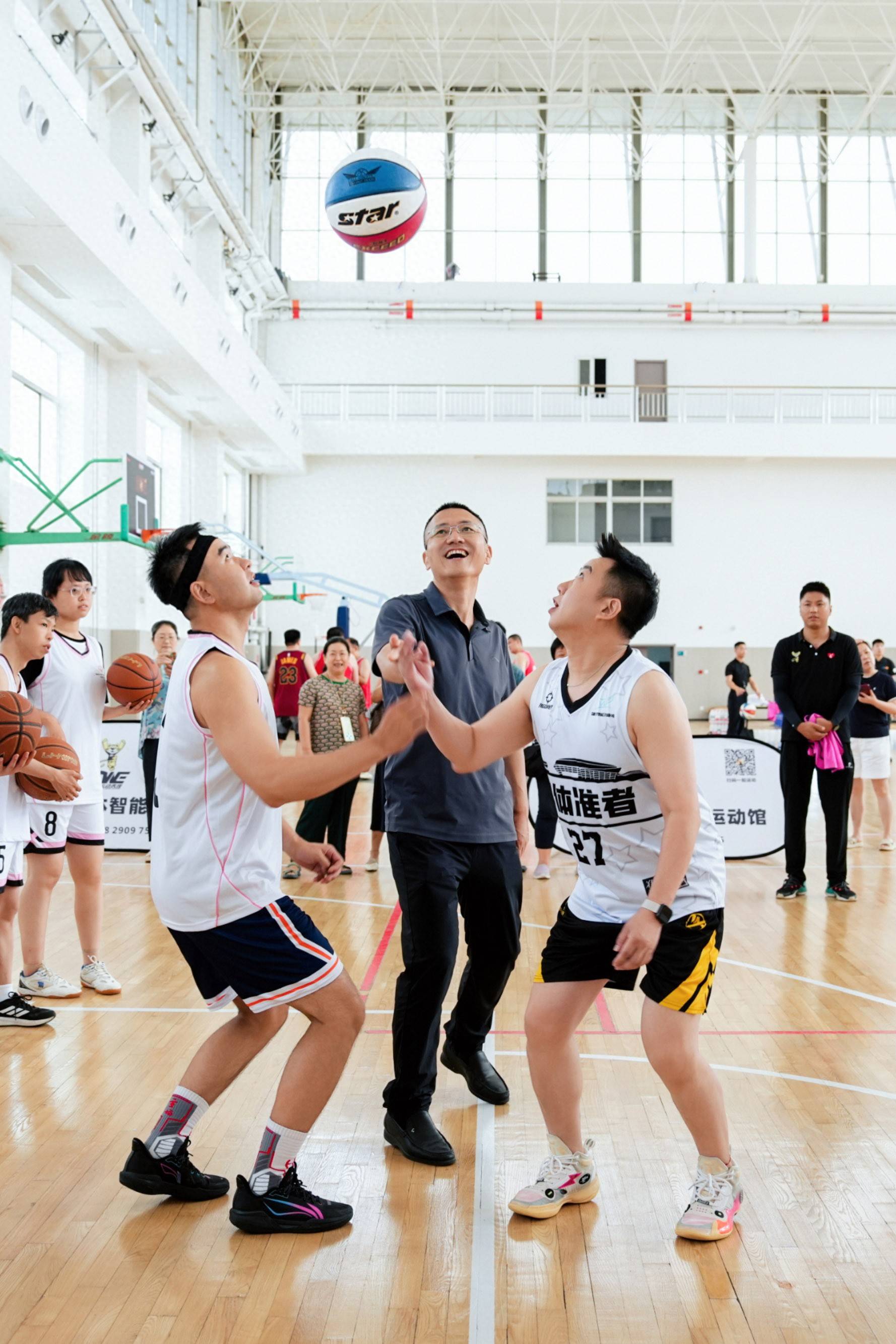 暴风雨来临篮球场，球员们奋勇争先的简单介绍